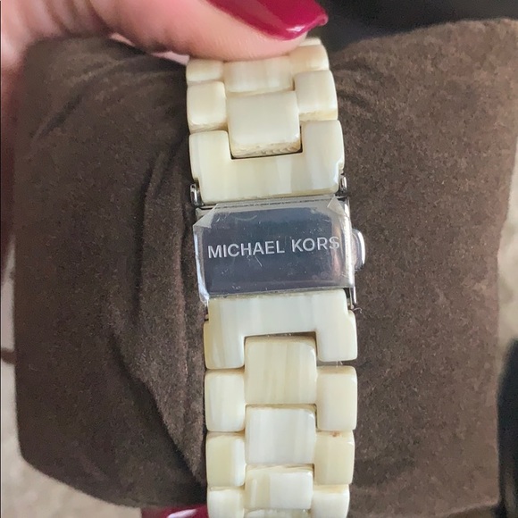 Michael Kors Ivory Shell colored watch - Picture 3 of 5